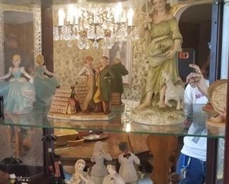 COLLECTABLE FIGURINES