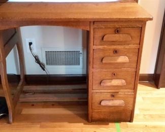 Very nice vintage student desk with 4 drawers.