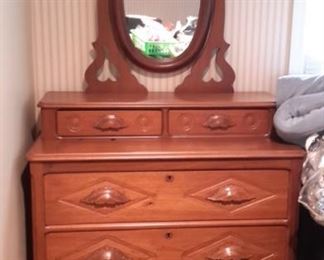 Very pretty antique dresser with swivel mirror, in excellent condition.