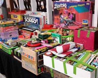 Table full of vintage toys/puzzles/games/etc!