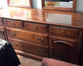 Ethan Allen dresser with 8 drawers, one cabinet and two mirrors in beautiful shape!