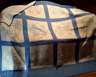 Full size hand-made quilt, like new!