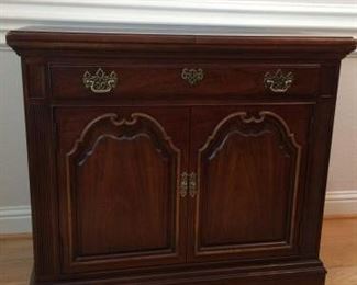 Lovely Thomasville Folding Sideboard https://ctbids.com/#!/description/share/212897