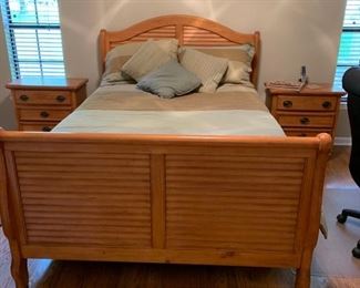 QUEEN BED WITH HEAD BOARD, FOOT BOAD AND WOOD RAILS. (Mattresses not included)