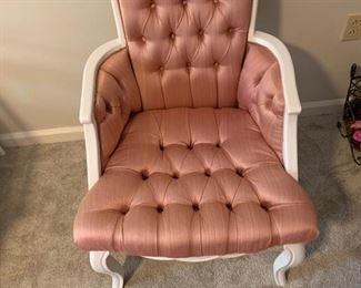 MAUVE TUFTED CHAIR (WHITE)