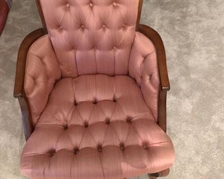 MAUVE TUFTED CHAIR (BROWN)