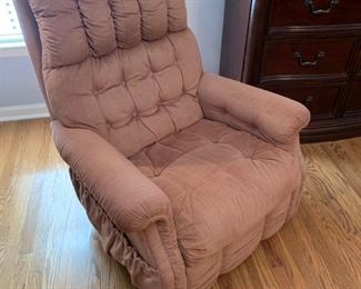 LAZY BOY ROCKER RECLINER VERY COMFORTABLE