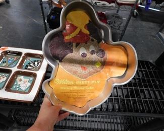 Wilton Mickey Mouse cake pan (new)