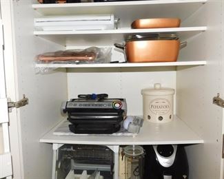lots of small kitchen appliances