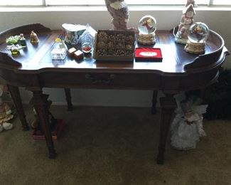 Hard to see but lovely desk