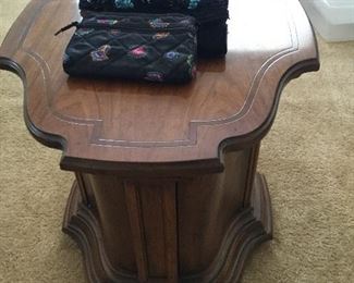 Sweet end cabinet side table