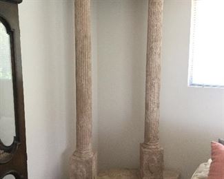 One of two sets garden columns in four pieces, lieghtweight