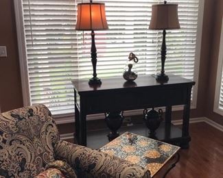 Another nice console or sofa table in the background, a mosaic side table, two lamps and two very cool urns beneath the sofa table.