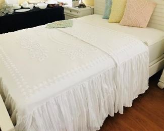 CHENILLE QUEEN SIZE BEDSPREAD
