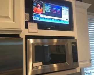 This is a smaller tv, as you can see, perfect for the kitchen and tuned in to everyone's favorite station fox news.  (I know, this is a no political zone, I'm sorry). Microwave goes with the house.