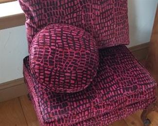 Ottoman and matching pillows https://ctbids.com/#!/description/share/216025