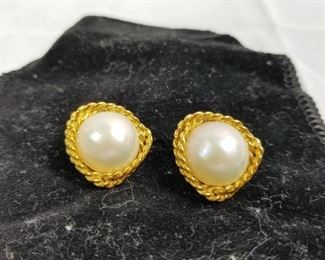 18 Karat Gold Mave Pearl Clip-on Earrings https://ctbids.com/#!/description/share/214341