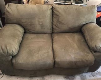 Microfiber Loveseat     https://ctbids.com/#!/description/share/214231