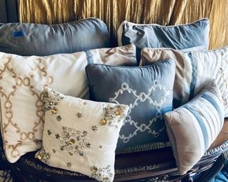Lot of decorative pillows https://ctbids.com/#!/description/share/214237