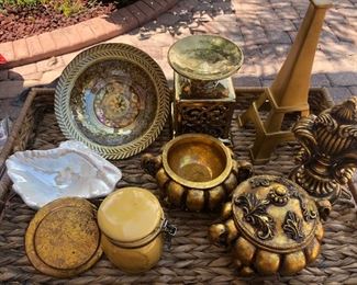 Lot of decorative pieces https://ctbids.com/#!/description/share/214245