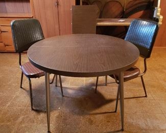 Vintage Table & Chairs https://ctbids.com/#!/description/share/216052