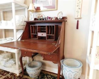 Inside of Oak Ladies Desk