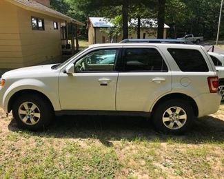 2012 FORD ESCAPE 4CYL, 2WD, 60K MILES.   BEEN GARAGED.  SMALL DENT IN REAR, RADIO DOESNT WORK