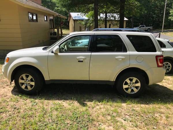 2012 FORD ESCAPE 4CYL, 2WD, 60K MILES.   BEEN GARAGED.  SMALL DENT IN REAR, RADIO DOESNT WORK