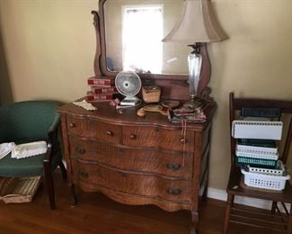 Dresser-- nice features