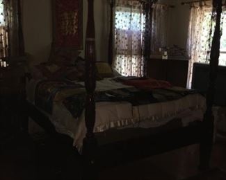 Great Charleston style poster bed with temperpedic type mattress--all like new