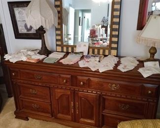 Triple dresser
Unique mirror
