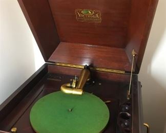 2801 Victrola Closemin
