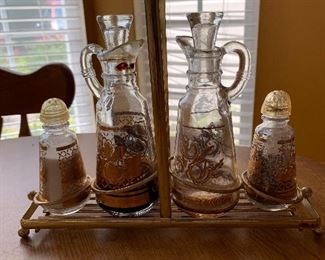 Condiment set in carrier