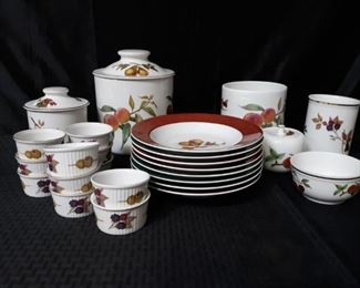 Set of 25 Royal Worcester Evesham fine porcelain