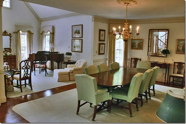 Banquet dining table
