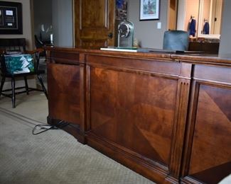 L shape Executive Desk in Excellent Condition!