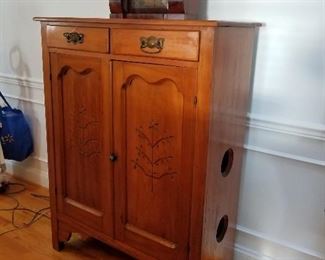 Side view pine pie safe