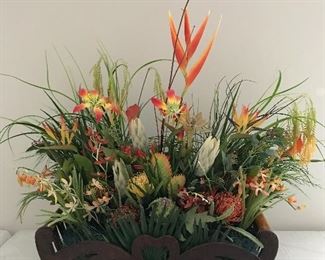 Many dried floral arrangements to choose from! 
