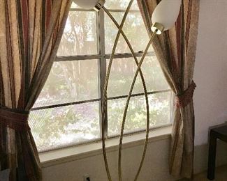 THREE DIRECTIONAL LIGHT FLOOR LAMP