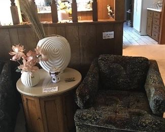ROUND SIDE TABLE WITH FAUX MARBLE TOP, PR CLUB CHAIRS