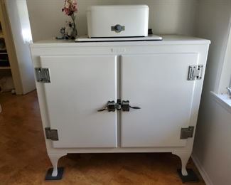 VINTAGE GE refrigerator ... great for parties ... holds full size trays