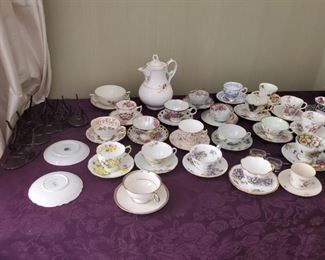 Large collection of floral tea cups & saucers