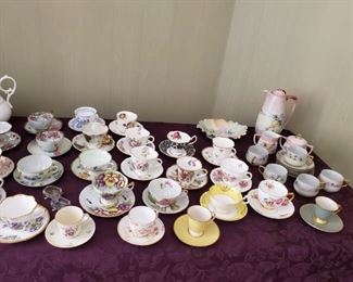 Large collection of floral tea cups & saucers