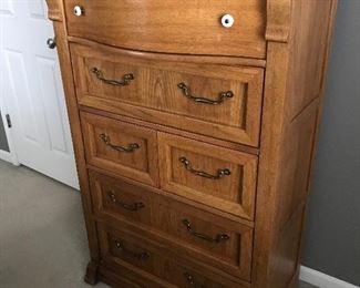 Solid wood chest of drawers