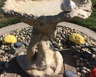 Heavy bird bath with dives