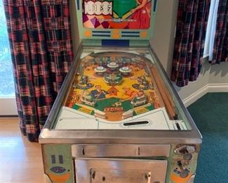 Vintage Pinball Machine. Works great!