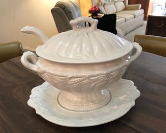 Soup tureen 