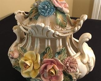 Capodimonte lidded urn
