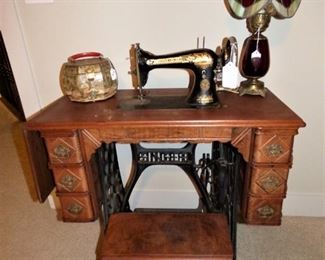 Antique Singer Treadle Sewing machine with removable box cover (In impeccable condition)