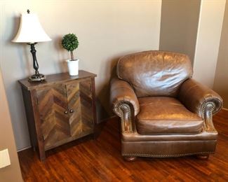 Leather furniture is in great shape.